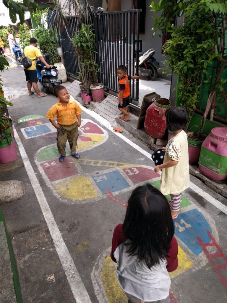 Children play in Sunter Jaya street