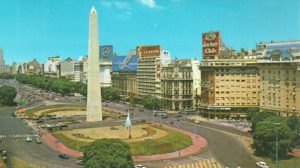 Avenida 9 de Julio in 1980s with obelisk surrounded by roadway