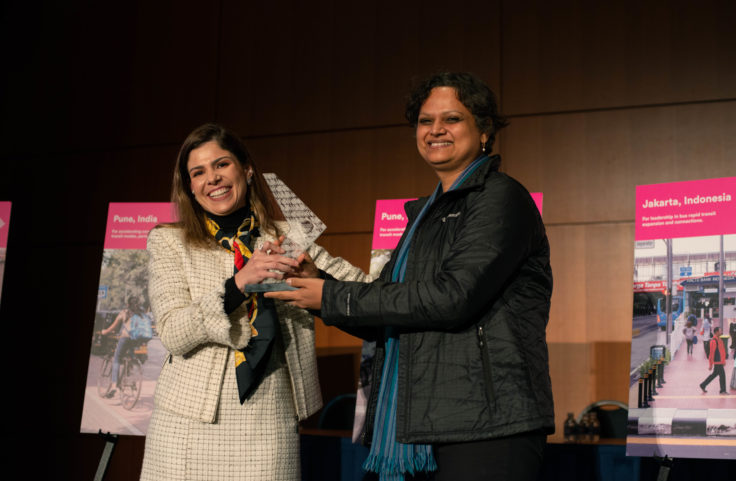 Shreya Gadepalli accepts Sustainable Transport Award on behalf of Pune, India from Carolina Cunha Bezerra